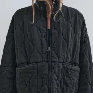 ZARA JACKA - Svart quiltad jacka från zara i strl xs💓💓 skriv för egna bilder💓