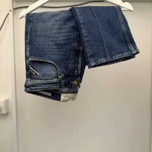 Blå jeans från Replay - Tjena! säljer ett par replay jeans i ett fint skick med inga deffekter ny pris ca 2000 kontakta för frågor!😁