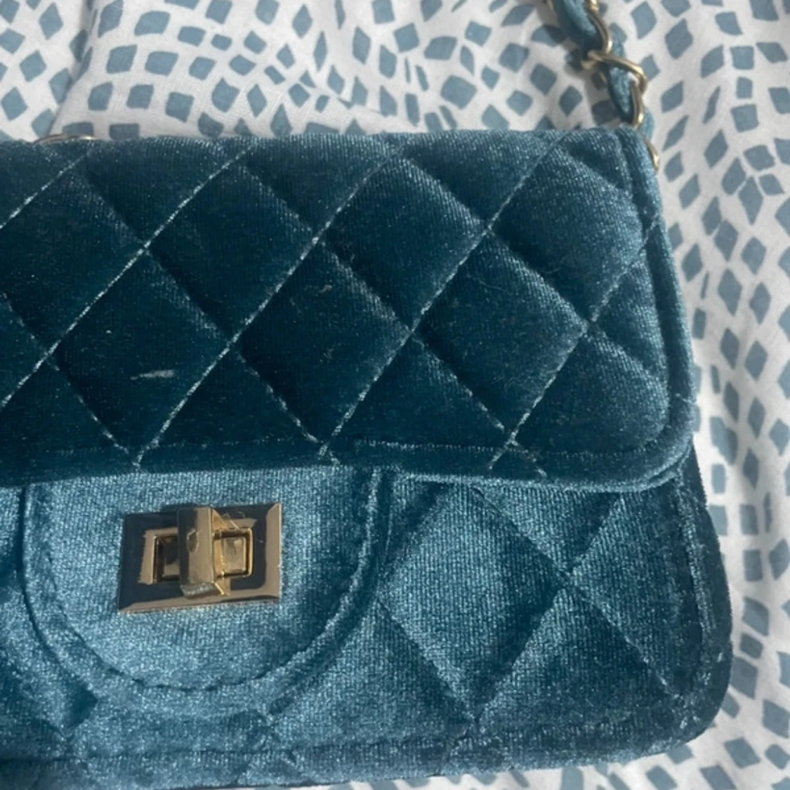 Quiltad axelväska i sammet - 1