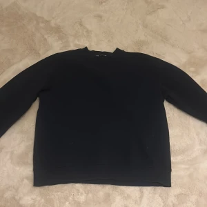 Mörklblå  tröja från Zara - Mörklblå sweatshirt från Zara, använd fåtal gånger och är fortfarande i bra skick. Köpt för några år sedan