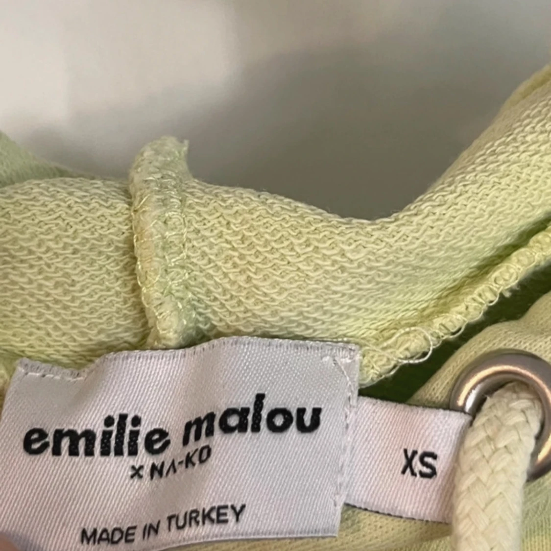 Limegrön hoodie från Emilie Malou x Na-kd - 2