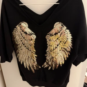 Svart tröja med guld vingar - Super snygg och cool tröja med guldiga vingar i bak som även är mjuk och skön✨☺️💗