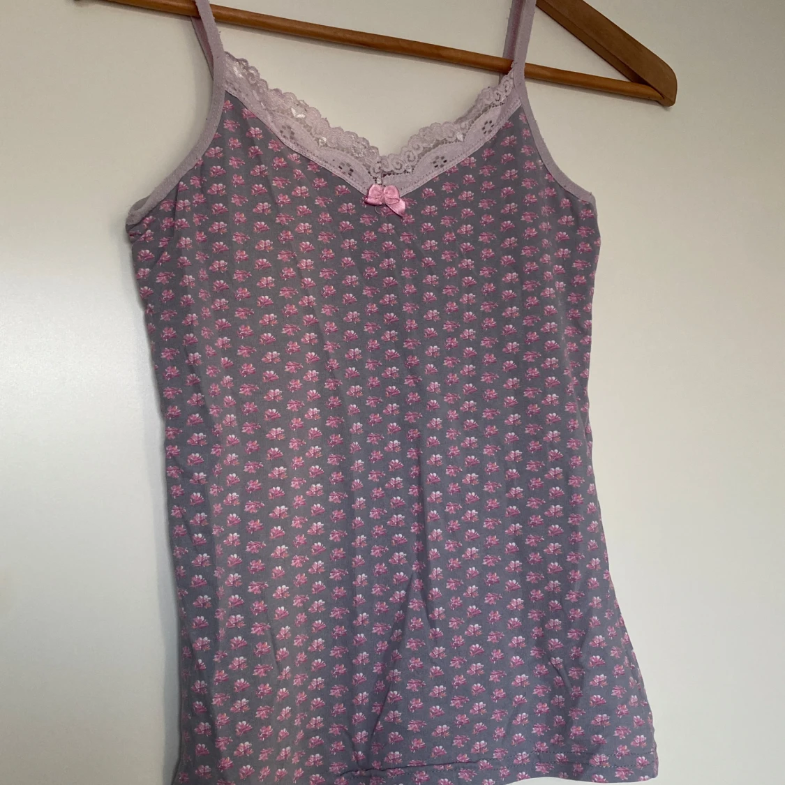 Grå och rosa blommig linnetopp