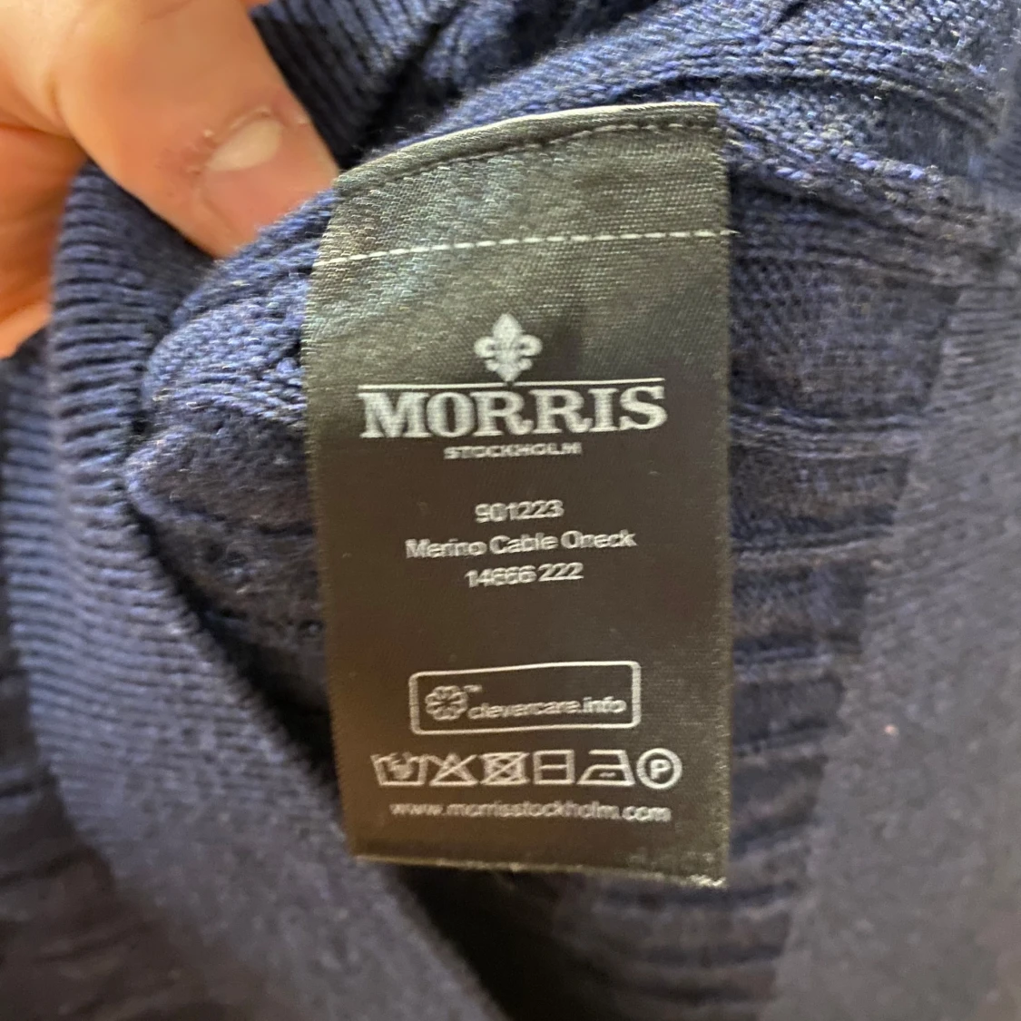 Mörkblå flätad tröja i merinoull från Morris - 4