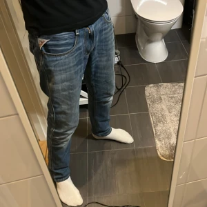 Replay blå jeans  - Ett par riktigt feta replay jeans som man inte alls ser mycket användning på förutom att en rem till skärpet har gått sönder på baksidan av jeansen men de brukar täckas av T-shirt eller tröja. Hör gärna av er om ni har några frågor✅✅✅ W31 L32