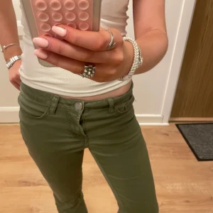 Gröna bootcut jeans - Omsydda till bootcut, använda men i fint skick. Passar mig bra som är ca 160. 🩷