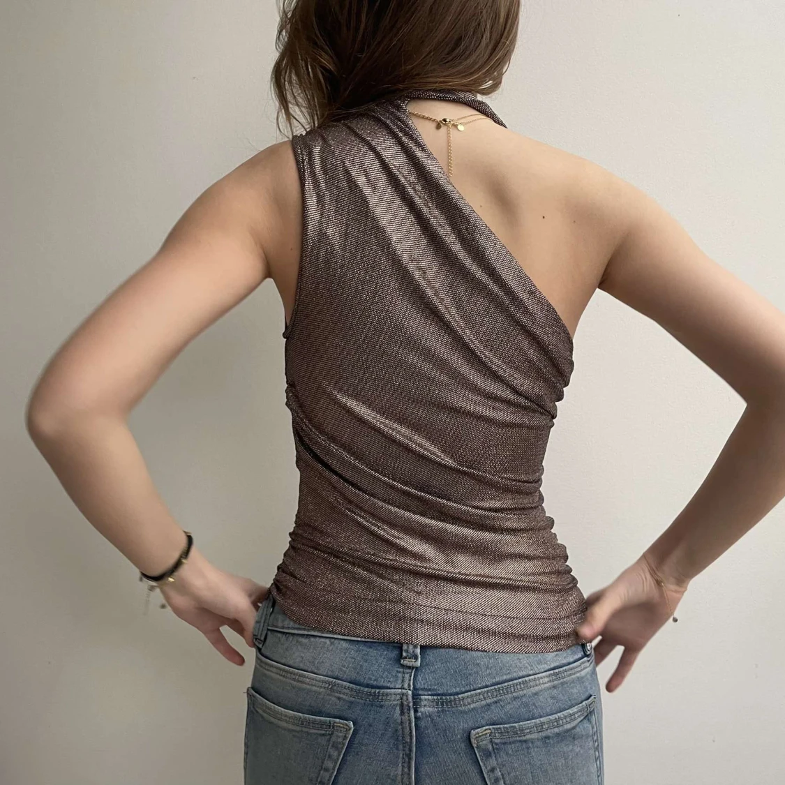 Bronsfärgad oneshoulder topp - 2