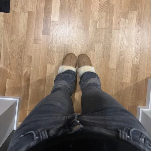 Grå jeans från Gina Tricot  - Säljer ett par mörkgråa jeans från Gina, säljer då de blivit för korta och inte längre används! De har inga tecken på slitningar och är i ett väldigt gott skick! Skriv privat om du har frågor💕