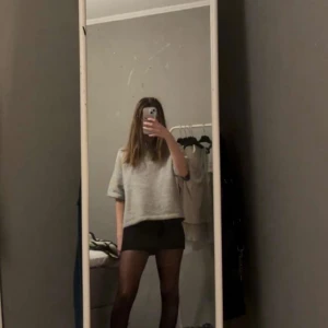 Svart minikjol - Snygg svart kortkjol som passar perfekt till olika tillfällen. Kjolen har en enkel och stilren design med en klassisk passform. Perfekt att matcha med olika toppar och accessoarer för en komplett look. Nästan aldrig använd och är därav i mycket nya skick