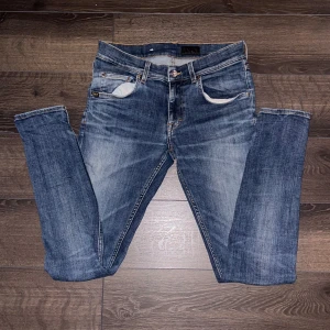 Tiger of sweden jeans - Snygga blå slim fit jeans från Tiger of Sweden, tillverkade i Italien. De har en klassisk femficksdesign och en läderpatch med logotyp baktill. Perfekta för en stilren look. Jeansen är i storlek 31/32. Vid övriga frågor eller funderingar är det bara att höra av sig!🙌