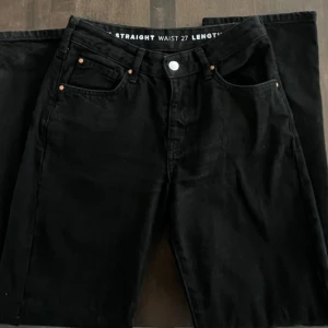 Svarta jeans med rak passform - Snygga svarta jeans från bikbok, straight legs. Har använt få antal gånger. W27/L30