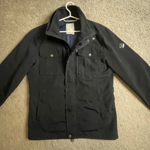J Lindeberg field jacka bailey  - Sjukt fet j.lindeberg jacka i populära modellen bailey. Bra skick men finns tecken på andvändning. Hör av er vid funderingar. Fraktar spårbart via PostNord på köparens bekostnad //Armadio💫