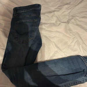 Blåa Jack and Jones jeans - Slim Glenn jeans från Jack and Jones i storlek W29/L30.