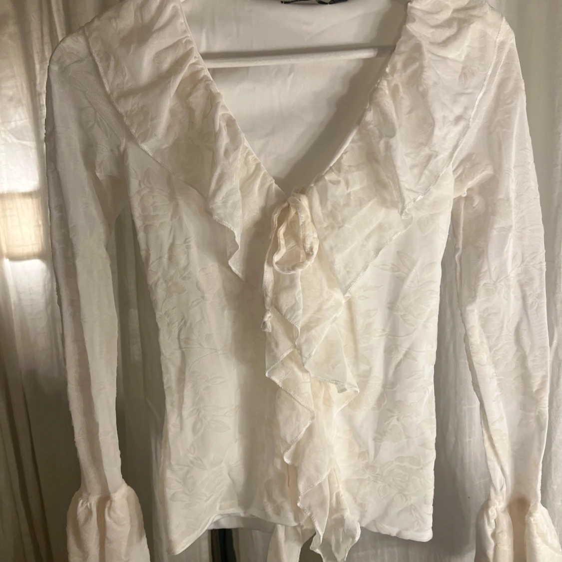 Blus med volang från boohoo - 1