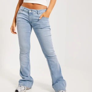 Lågmidjade bootcut jeans - Så fina lågmidjade jeans från Nelly som inte längre kommer till användning💞 avklippta så de passar någon som är max 165💓 inga defekter