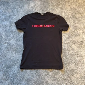 Dsquard2 t shirt - En väldigt sjysst T-shirt från dsquared2. Nypris ligger på 1500 Skriv för frågor eller mer bilder.