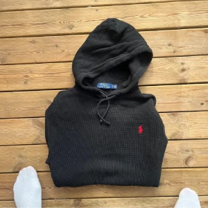 Ralph Lauren hoodie  - Säljer min snygga eftertraktade Ralph Lauren hoodie som jag inte använder längre. Den är i storlek S. Skriv gärna för frågor angående längd och passform