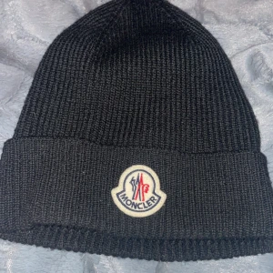 Moncler mössa svart - Riktigt feet mössa 9,5/10✅ kvitto kan fås i dm vid intresse.