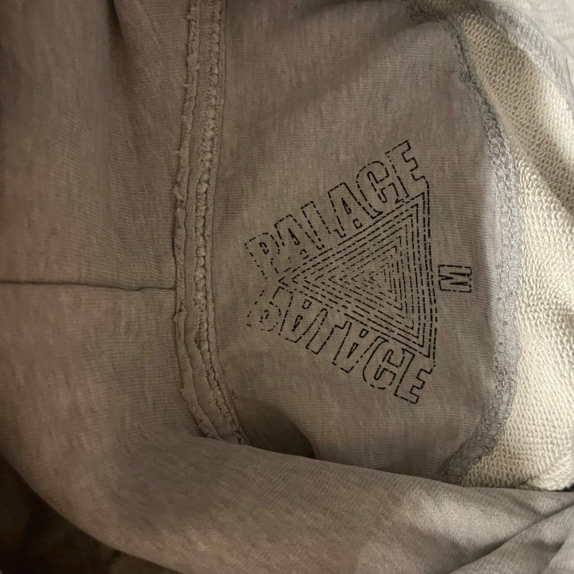 Grå hoodie från Palace - 2