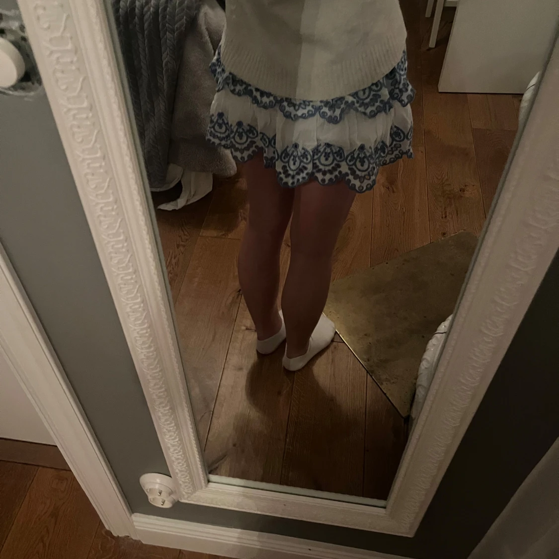 Vit kjol med blåa detaljer - 1