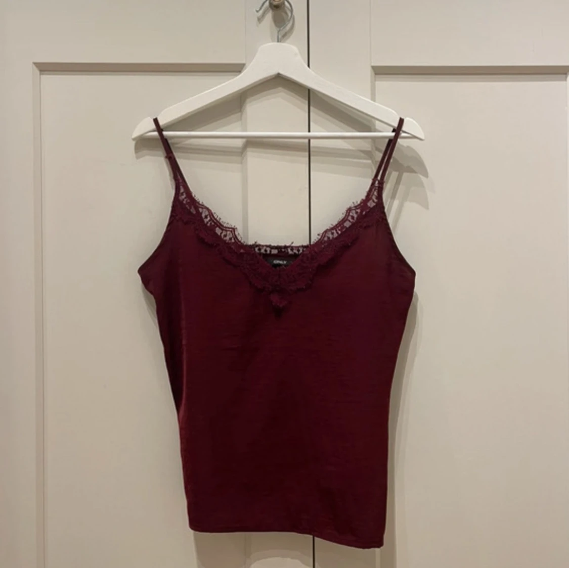 Vinröd Only linne med spetsdetaljer