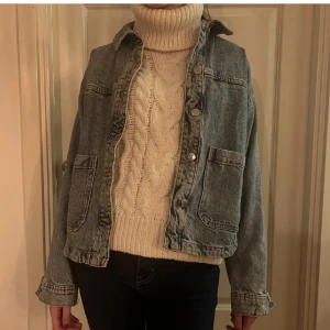 Helt ny  jeansjacka  - Oanvänd jeans jacka med stora fickor i storlek S
