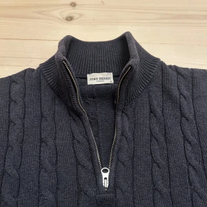 John Henric half zip kabel stickad - Säljer en stilren mörkblå kabel stickad tröja från John Henric. Storlek S. Bra skick med noll form av slitage. Ett av mina favoritplagg men behöver säljas då jag har vuxit ur den. Hör av dig ifall någon funderingar kommer upp