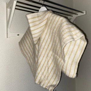 Vit och beige randig poncho - Mysig poncho i vitt och beige med randigt mönster🫶🏼