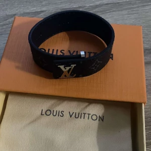 LV armband - Säljer nu ett LV armband i storlek 19💗armbandet har inget slitage eller någon form av tecken på användning💕kan sänka pris vid snabb affär, hör av er vid frågor eller funderingar!💕