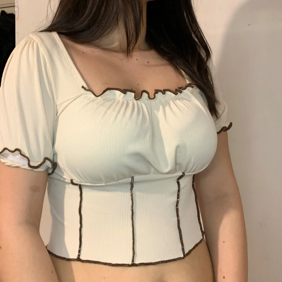 Vit ribbad topp med bruna detaljer - 2