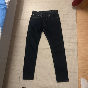 Levi's 512 jeans - Snygga mörkblå Levi's 512 jeans med en klassisk design. De har en slim passform och är tillverkade i slitstarkt denim. Perfekta för en grischig look.