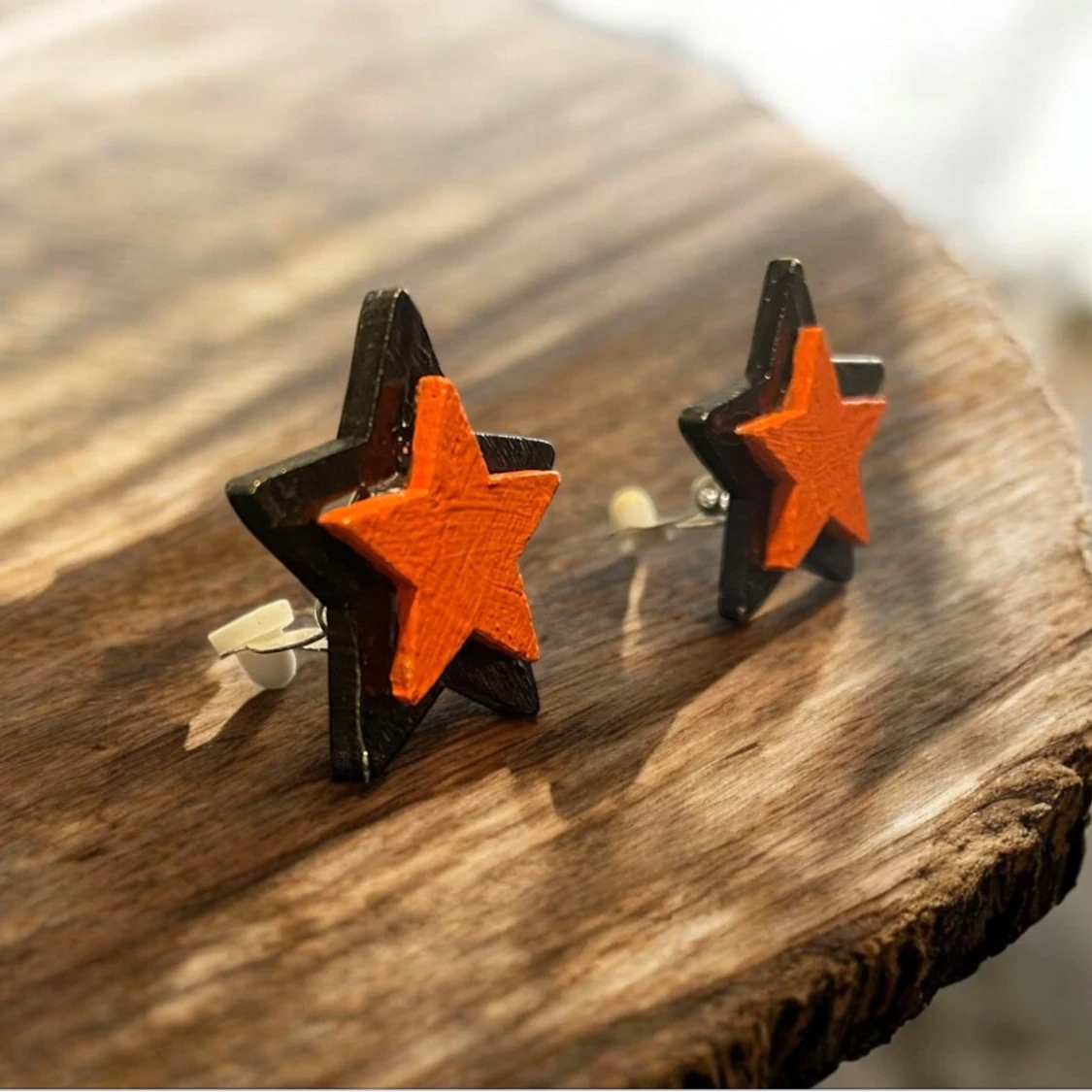 Stjärnformade örhängen i orange och svart (clips) - 1