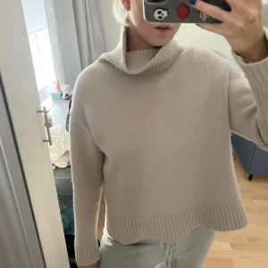 Kashmir mix tröja  - Så skön polo tröja från hm! Ull och Kashmir blandning😇