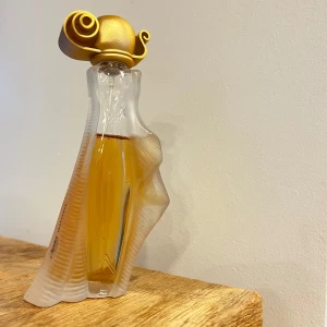 Givenchy Organza Indecence Eau de parfum 30ml - Säljer denna vintage 1990 limited edition parfymen som är  svår att få tag på från Givanchy. En elegant, skulptural parfymflaska design med gyllene lock . Doften har varma och kryddiga toner av kanel och vanilj, med inslag av patchouli och brasiliansk rosenträ. Mellannoter av ceylonkanel och plommon, samt basnoter av vanilj, amber och mysk.🫶🏽 Det är ungefär 20ml kvar hade jag sagt och nypris ligger på ingefära 2500kr