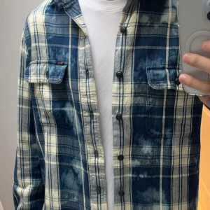 En sällsynt skjorta från Ralph Lauren - Tjena, säljer nu denna snygga och sällsynta skjorta från RP, Jag är 185 och den sitter riktigt bra, skjorta har en qr kod som funkar för att bevisa att den är äkta.