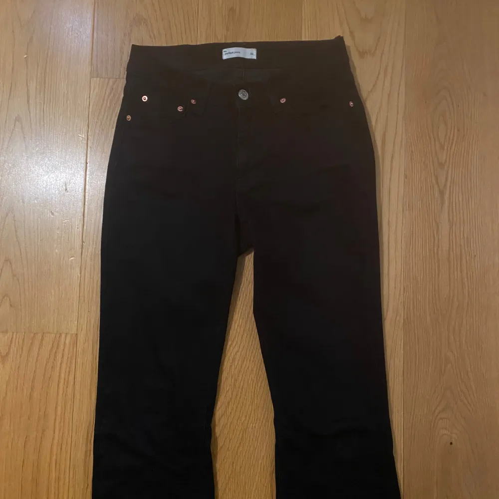 Snygga svarta bootcut jeans från Ginatricot. använda ett fåtal gånger men inget som syns.. Farkut & Housut.