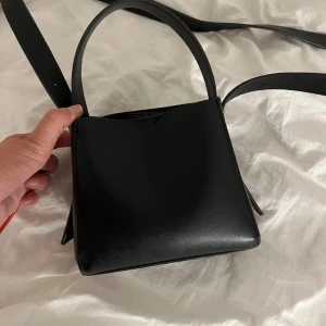 Svart axelväska i skinn från Gina - Slutsålda eftertraktade Gina väskan i storlek mini