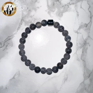 Grått pärlarmband (Oanvänt) - Grått elastiskt pärlarmband med lavastensliknande yta. Armbandet är nytt och oanvänt och kommer i sin originala plastförpackning. Tveka inte pả att höra av dig för fler bilder eller vid minsta fundering! Kolla in min profil för fler färger