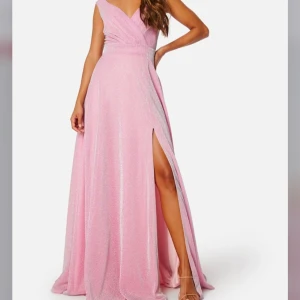 Rosa glittrig balklänning  - Säljer min rosa glittriga balklänning, använd en gång på balen🩷 Ordinarie pris 1299kr. Verkligen superfin och väldigt lång även på mig som är 170, går även att sy upp om man skulle vilja det!