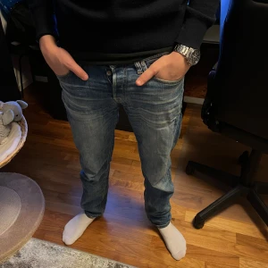 Blåa Jeans - Säljer blåa jeans från Jack and Jones. Finns ett litet hål på höger ben( se fjärde bilden) men inget som syns om du inte kollar nära. STORLEK w 28 och L 32. Modell comfort. Nyfpriss 900 men säljer för 200. Bara höra av sig om ni har frågor MVH Otto.