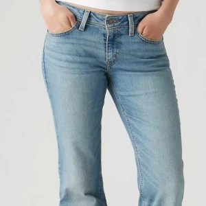 Vintage Levis Jeans - Säljer mina mellanblå jeans från Levis då de inte kommer till användning längre. Storlek 24/32!💞 De är använda men inget synligt slitage eller något sånt💗De är lågmidjade och bootcut!Köpta för 900kr!