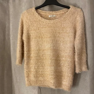 Rosa glittrig tröja  - Säljer en superfin rosa tröja från Fracomina med glittriga paljetter. Tröjan är en lite längre veration av kortärmad.  Fluffigt material som ger en lyxig känsla. Perfekt för att lysa upp vilken outfit som helst! Det står tar den är i storlek L men skulle säga tar den är i s/m ✨