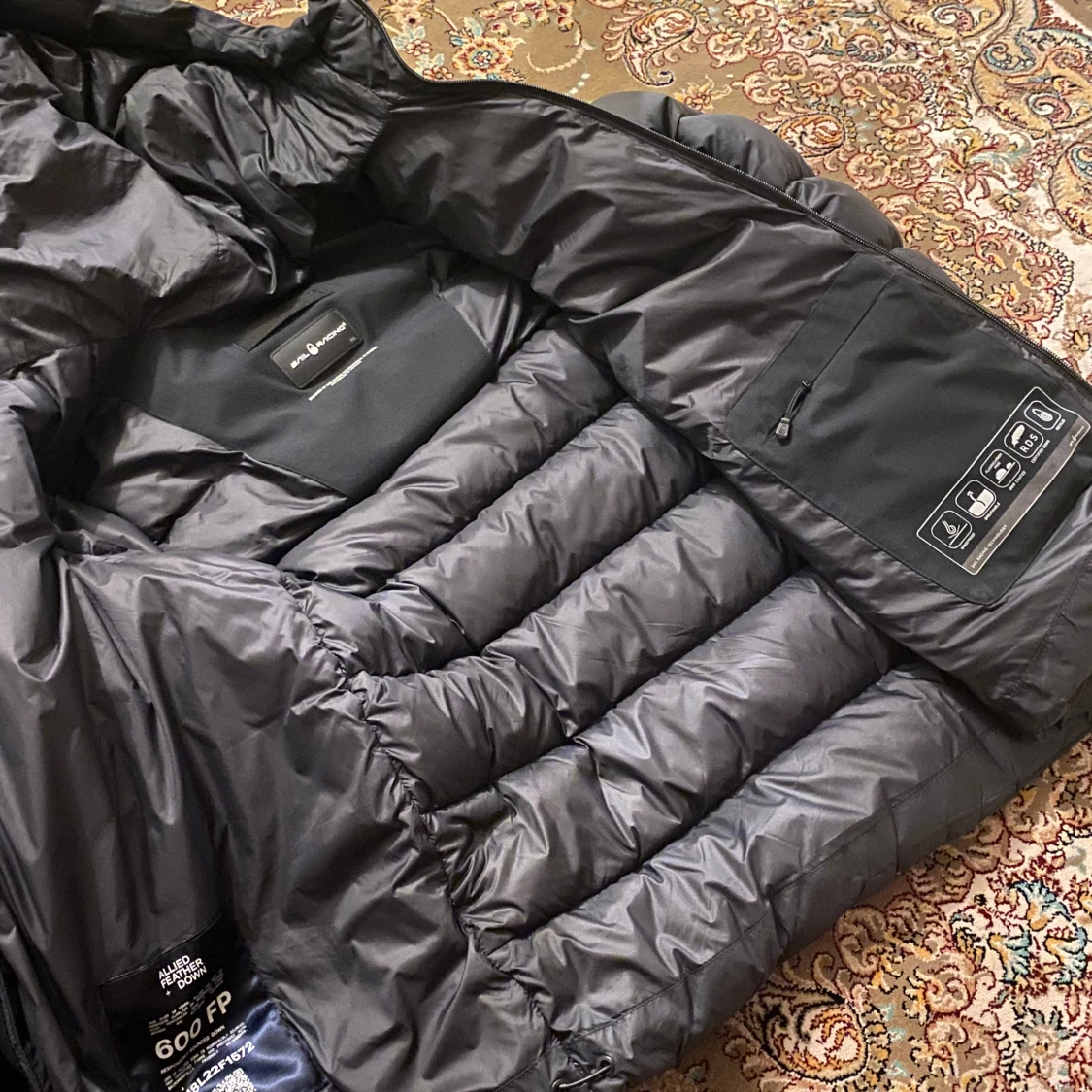 Svart dunjacka från Sail Racing - 2