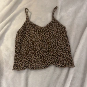 Leopardmönstrad linnetopp från H&M - Säljer en snygg leopardmönstrad linnetopp från H&M. Helt oanvänd. Storlek 134/140. 