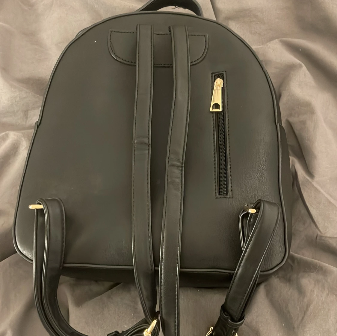 Svart ryggsäck med guldlogga - 1