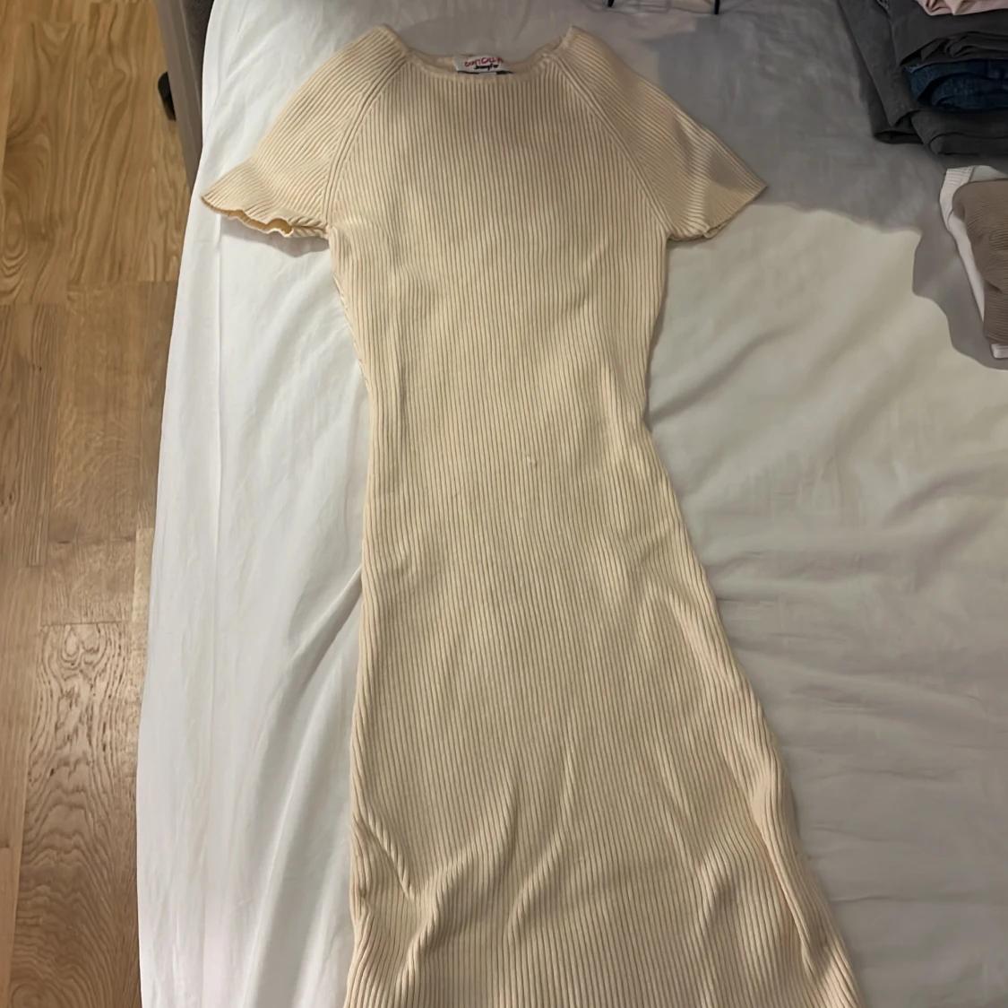 Beige klänning från ”Don't Call Me Jennyfer”