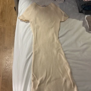 Beige klänning från ”Don't Call Me Jennyfer” - Säljer en beige klänning från Don't Call Me Jennyfer i storlek XS. Har aldrig använts.