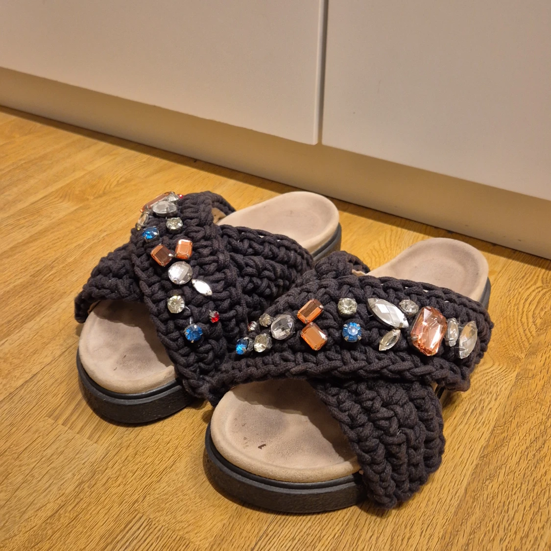 Inuikii Svarta sandaler med pärlor - 1