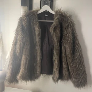 Pälsjacka - Så snygg pälsjacka i nyskick! Varm så passar nu till vårvintern💞