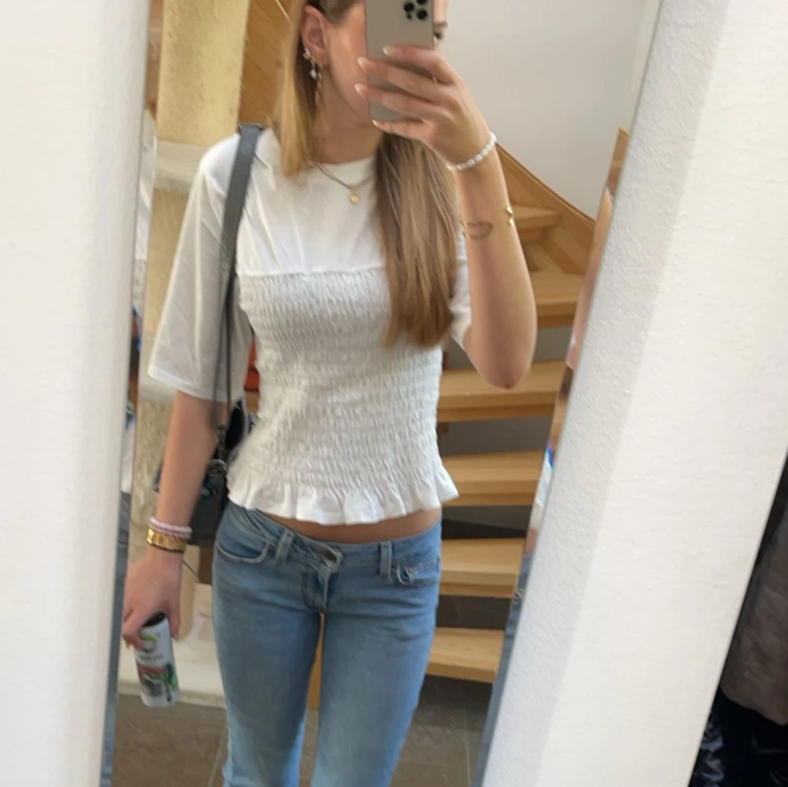 Vit blus med smockdetaljer